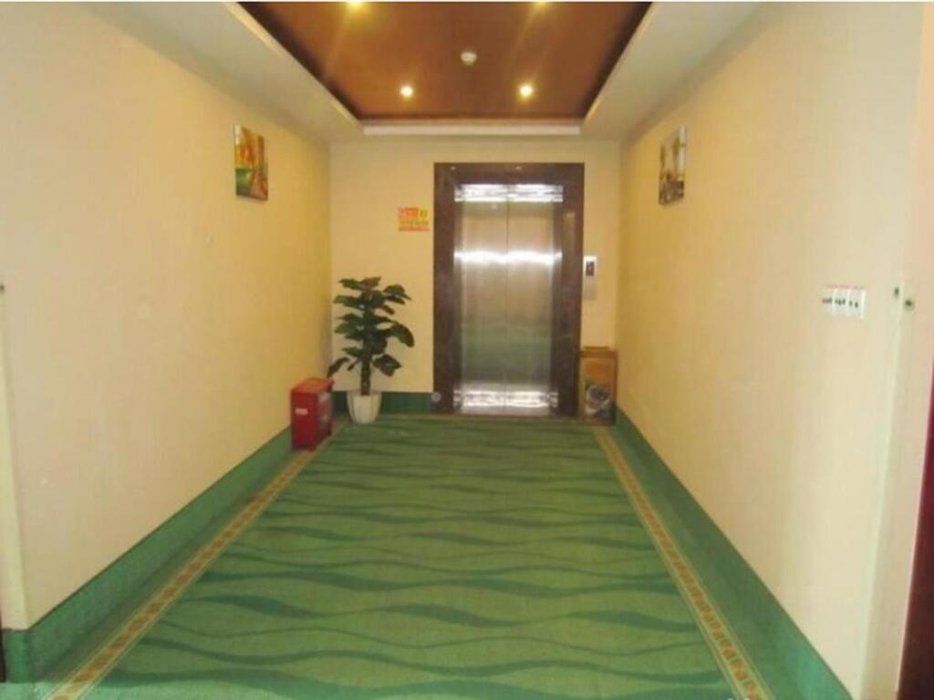 Нанкин: GreenTree Inn Nanjing ZhonGYAnGMEn Railway Station Express Hotel