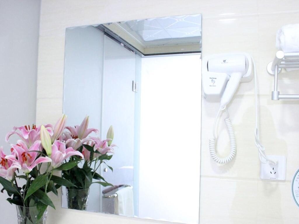 Шанхай: GreenTree Inn ShangHai BaoShan 128 Memorial Road TongHe Road Shell Hotel
