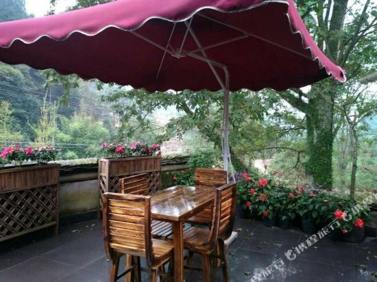 Яань: Ya'an Yijia Coffee Inn