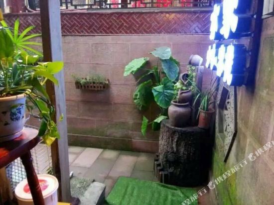 Яань: Ya'an Yijia Coffee Inn