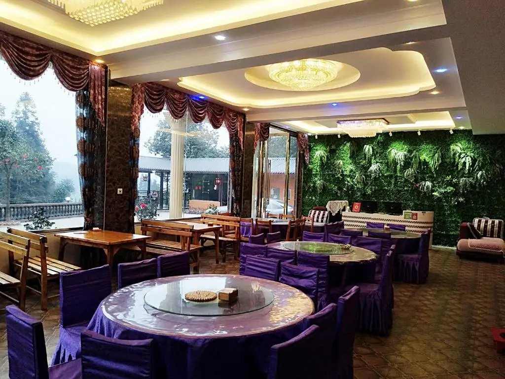 Яань: Bifengxia Changhong Business Hotel