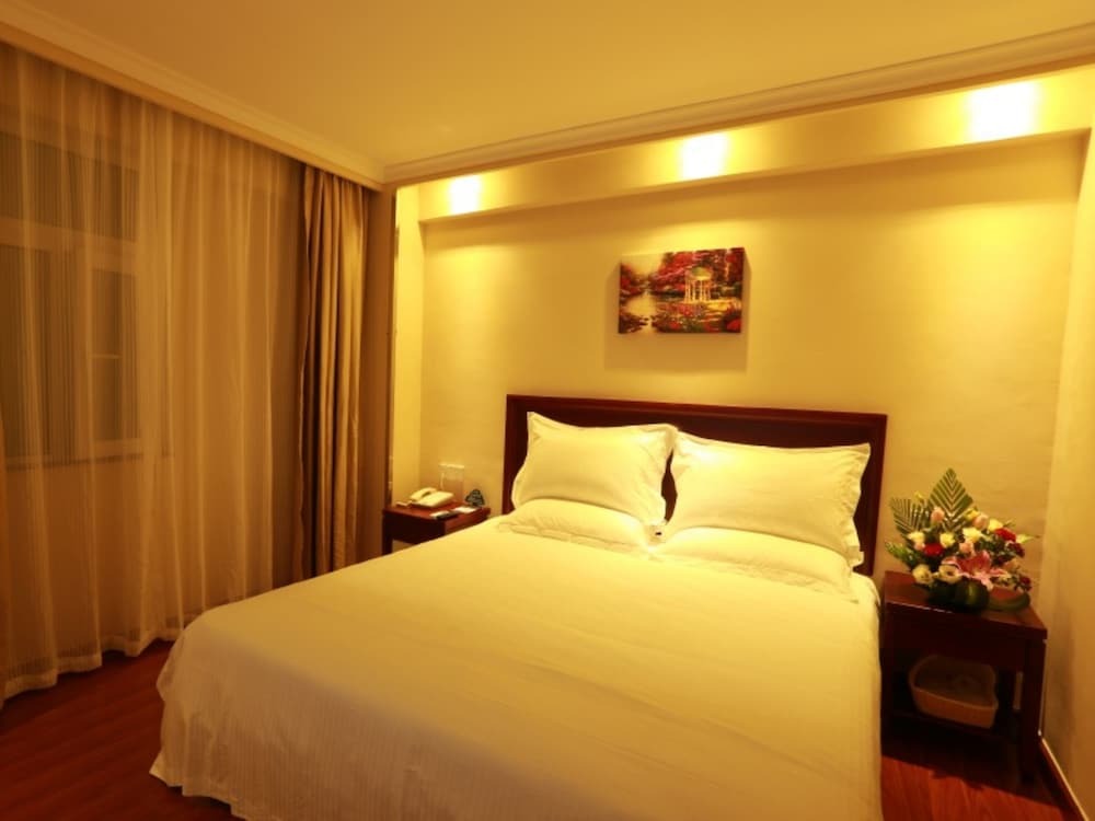 Санья: GreenTree Inn Sanya Hexi District Chunyuan Seafood Square Express Hotel
