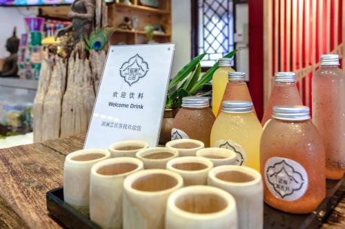 Цзинхун: James Joyce Coffetel Xishuangbanna Manjinglan Ancient City