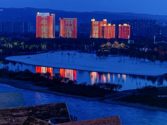 Цзинхун: Anman Misty Wild Luxury River View Hotel (Gaozhuang Xishuangjing Star Night Market)