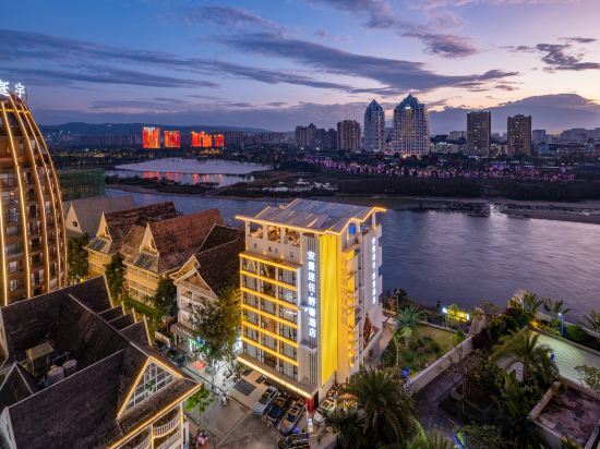 Цзинхун: Anman Misty Wild Luxury River View Hotel (Gaozhuang Xishuangjing Star Night Market)