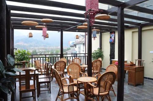 Zhangjiajie Changgongguan Tujia Customs Hotel — фото 1
