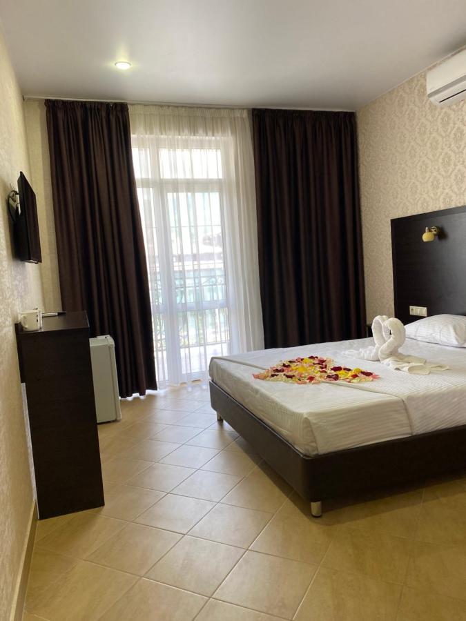 Лазаревское: Hotel Laura