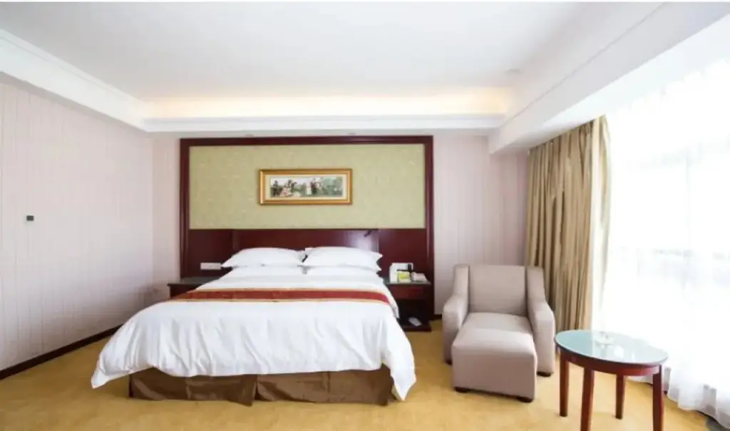 Цзясинь: Vienna Hotel Zhejiang Haining Yancang Branch