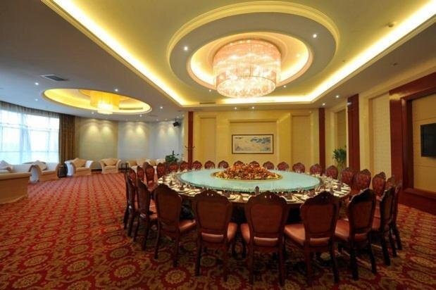 Хуанган: Longtan Hotel
