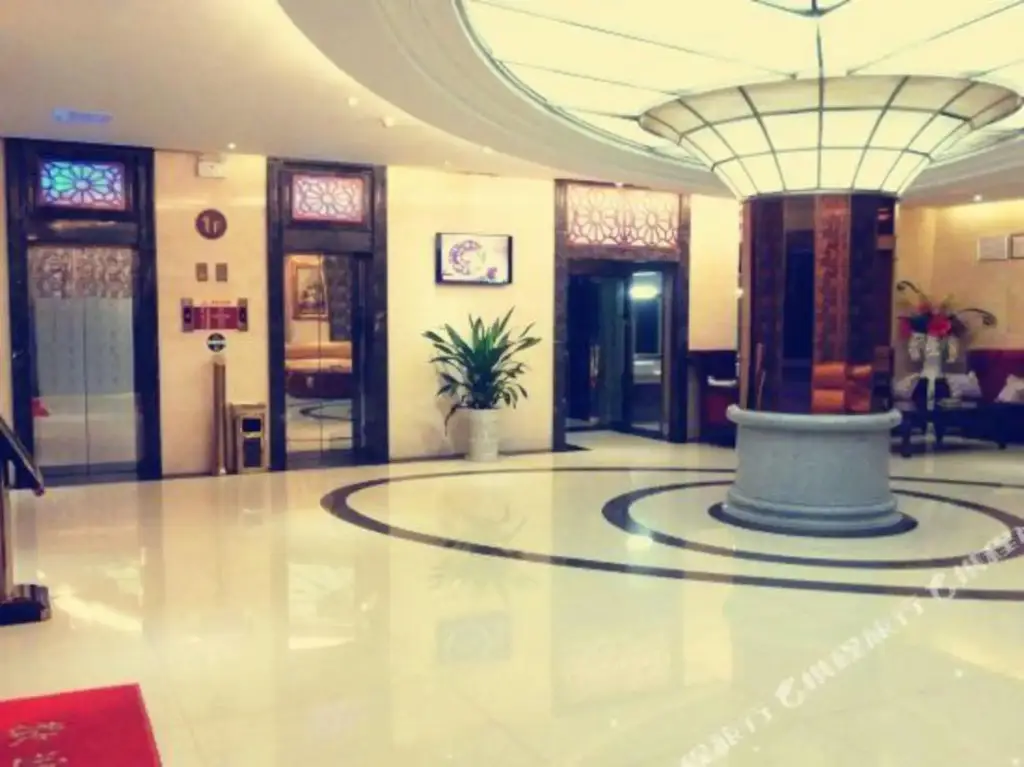 Leading Show Business Hotel — фото 1