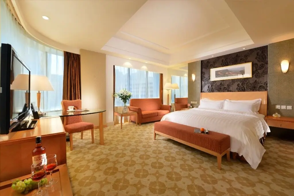 Далянь: Dalian East Hotel