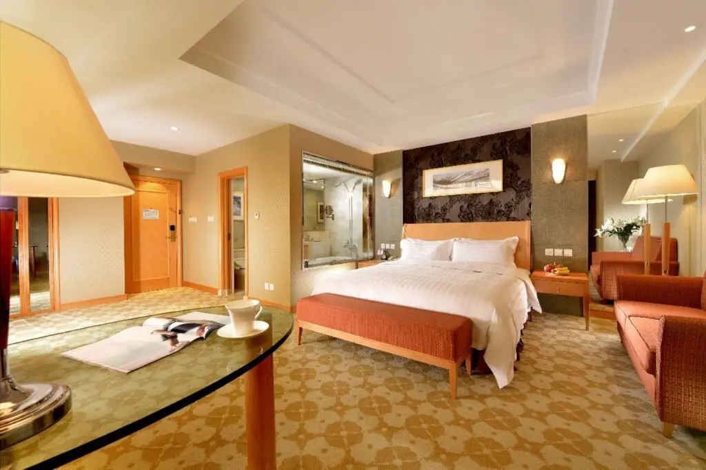 Далянь: Dalian East Hotel