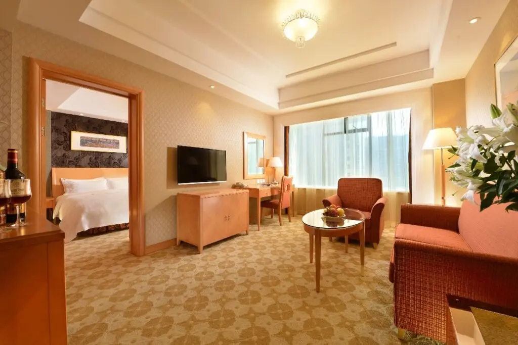 Далянь: Dalian East Hotel
