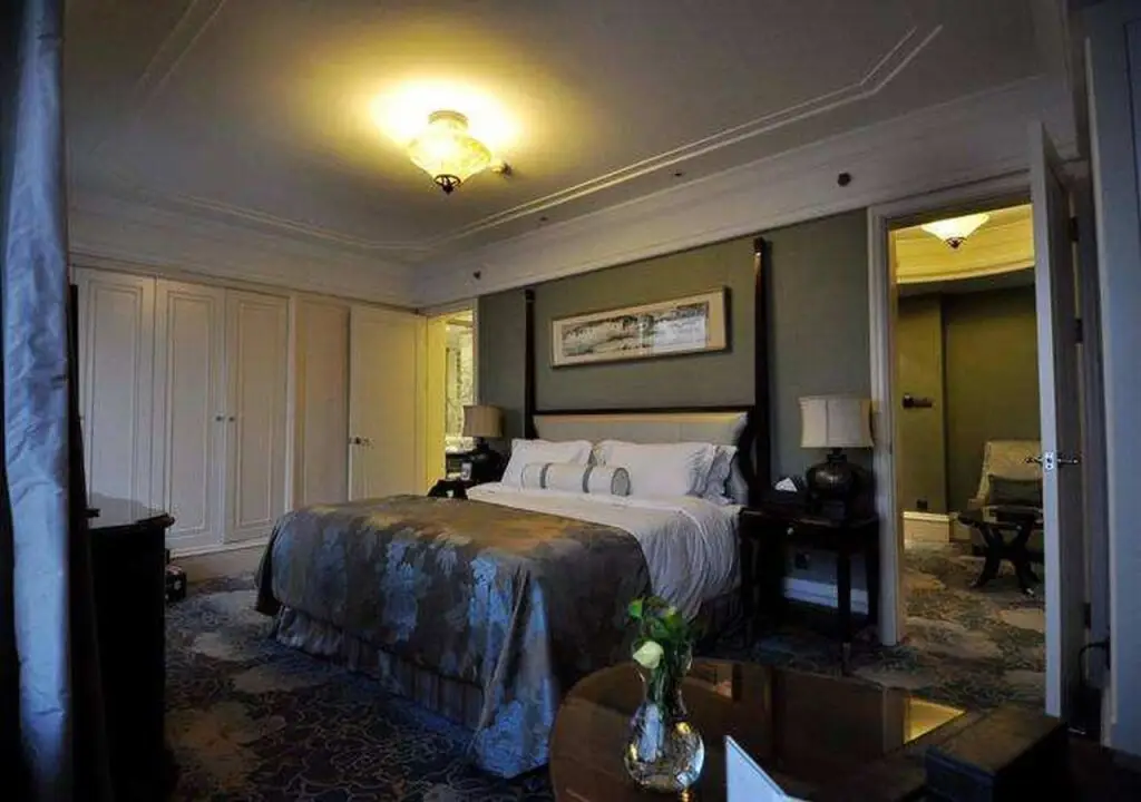 Шанхай: The Bund Riverside Hotel