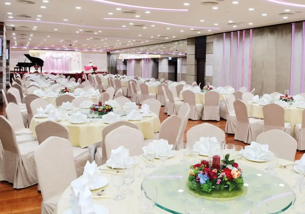 Гонконг: The Salisbury - YMCA of Hong Kong