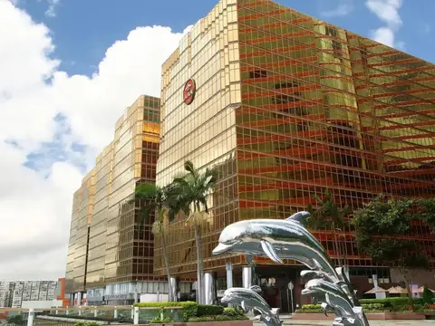 The Royal Pacific Hotel & Towers — фото 1