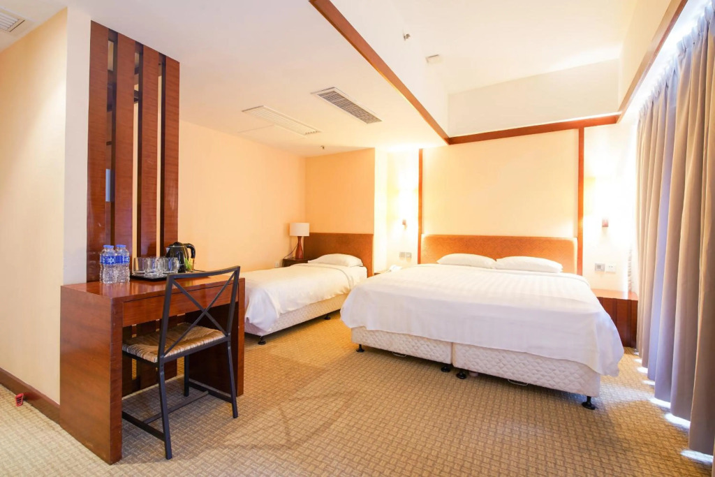Гонконг: Warwick Hotel