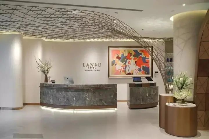 Циндао: Lanou International Hotel, Hong Kong Middle Road, May Fourth Square, Qingdaoh Square, Qingdao