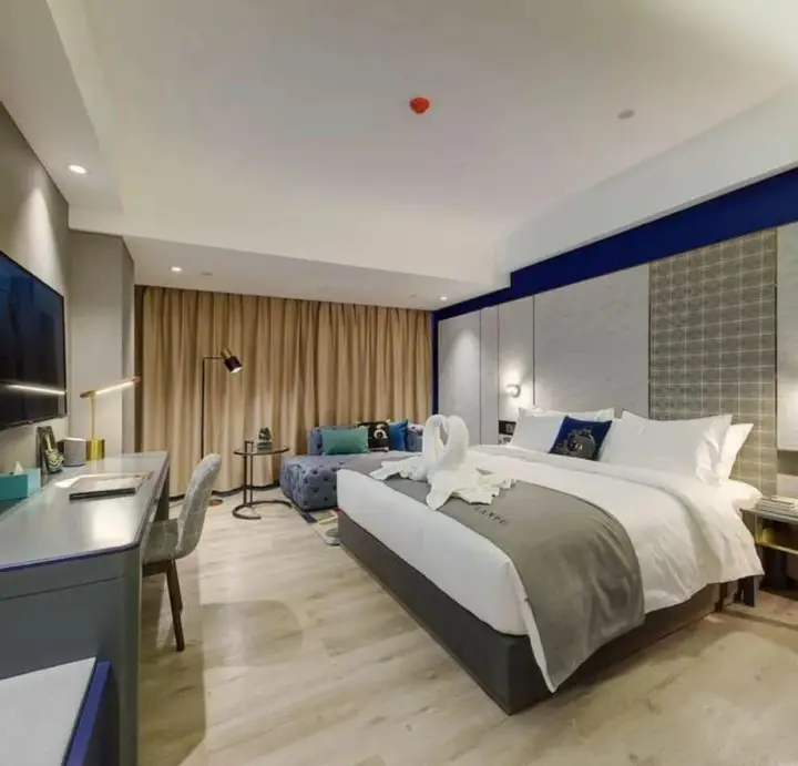 Циндао: Lanou International Hotel, Hong Kong Middle Road, May Fourth Square, Qingdaoh Square, Qingdao