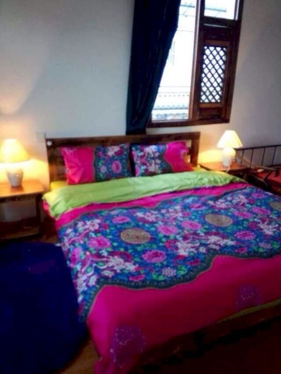 Дали: Dali August Inn