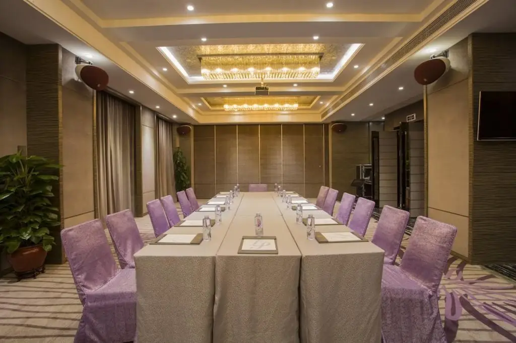 La Perle International Hotel - Free shuttle between hotel and Exhibition Center during Canton Fair & Exhibitor registration Counter — фото 1