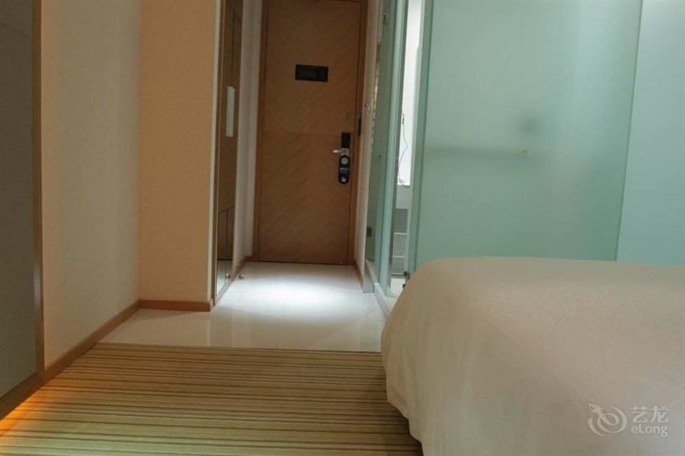 Wuhan Yuntai 6 Plus 1 Hotel — фото 1