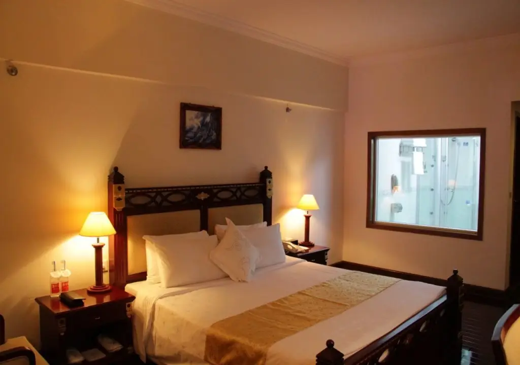 Golden Lustre Hotel — фото 1