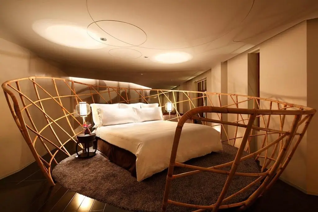 Шанхай: The Swatch Art Peace Hotel
