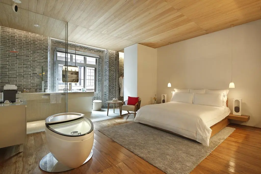Шанхай: The Swatch Art Peace Hotel