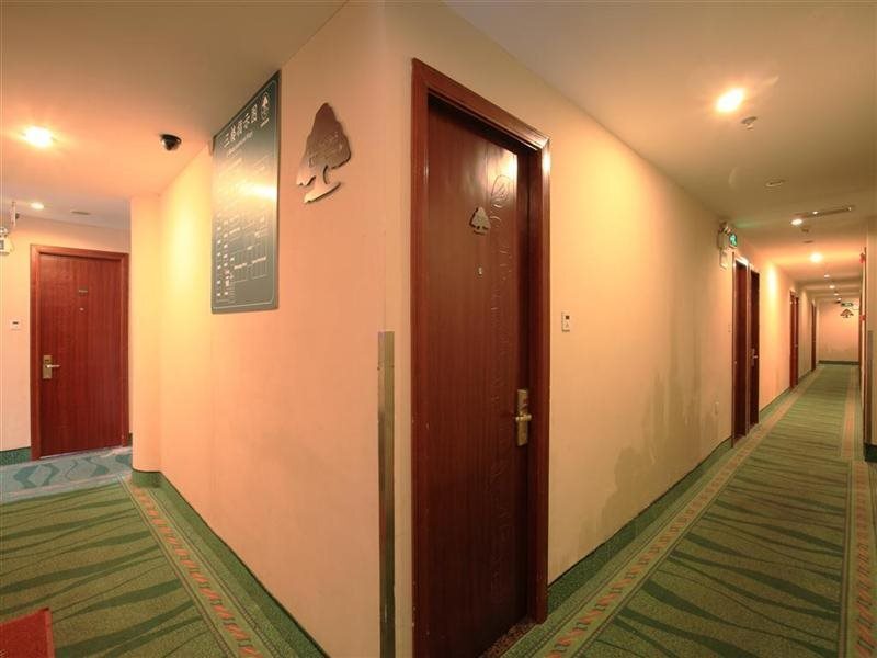 Шанхай: GreenTree Inn Shanghai Dongming Road Subway Station Express