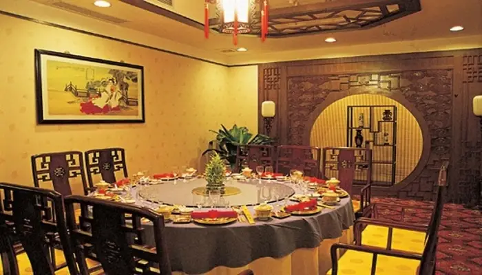 Universal House Grand Romance Hotel — фото 1