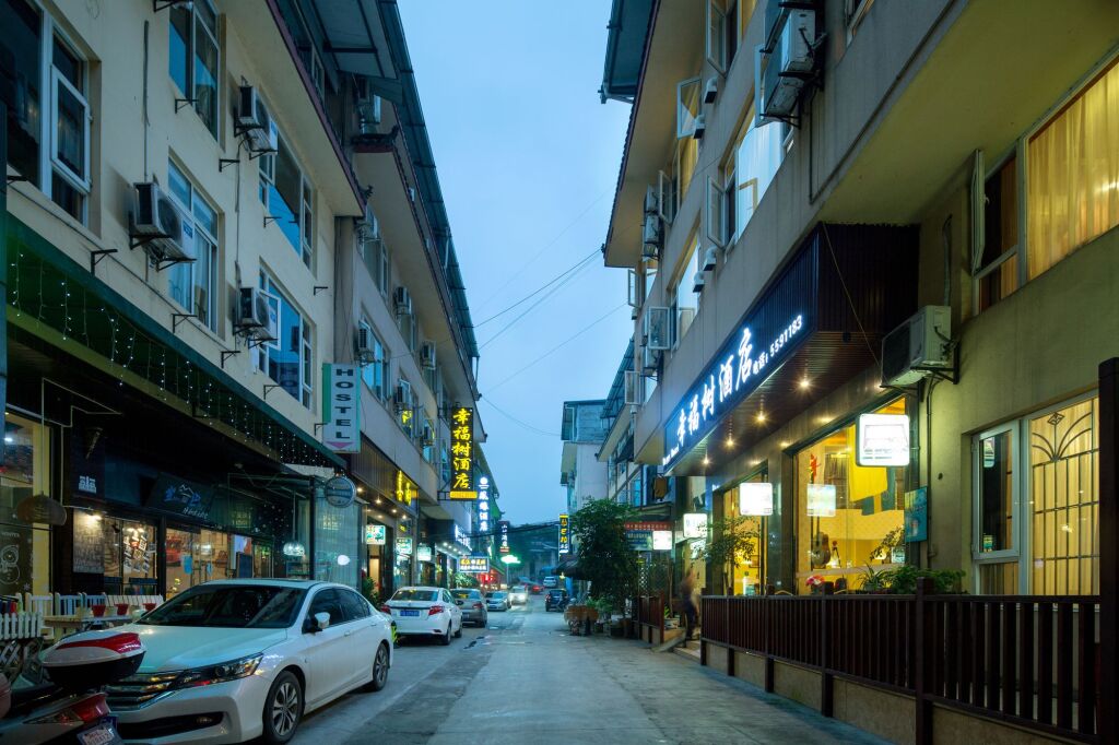 Лешан: Mount Emei Happy Hotel