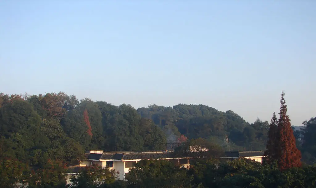Лешан: Mount Emei Happy Hotel