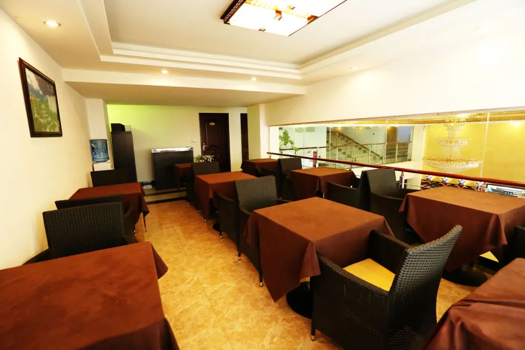 Лешан: Mount Emei Happy Hotel