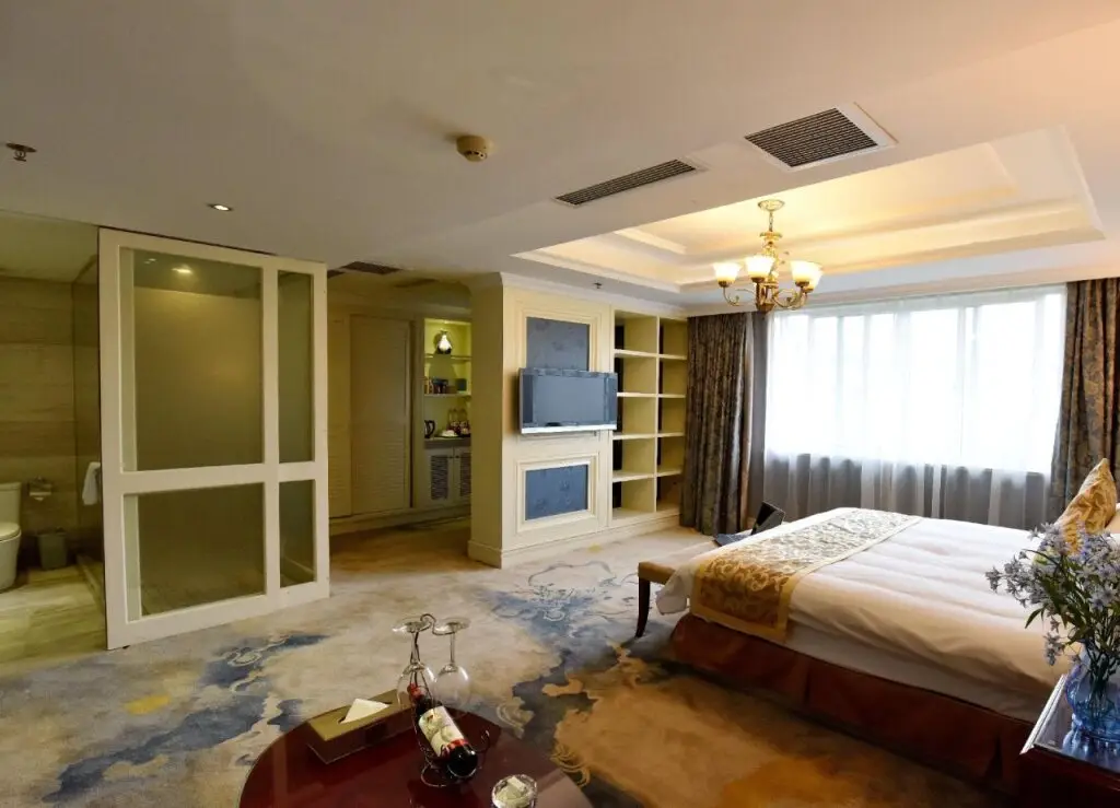 Иу: Legend Hotel