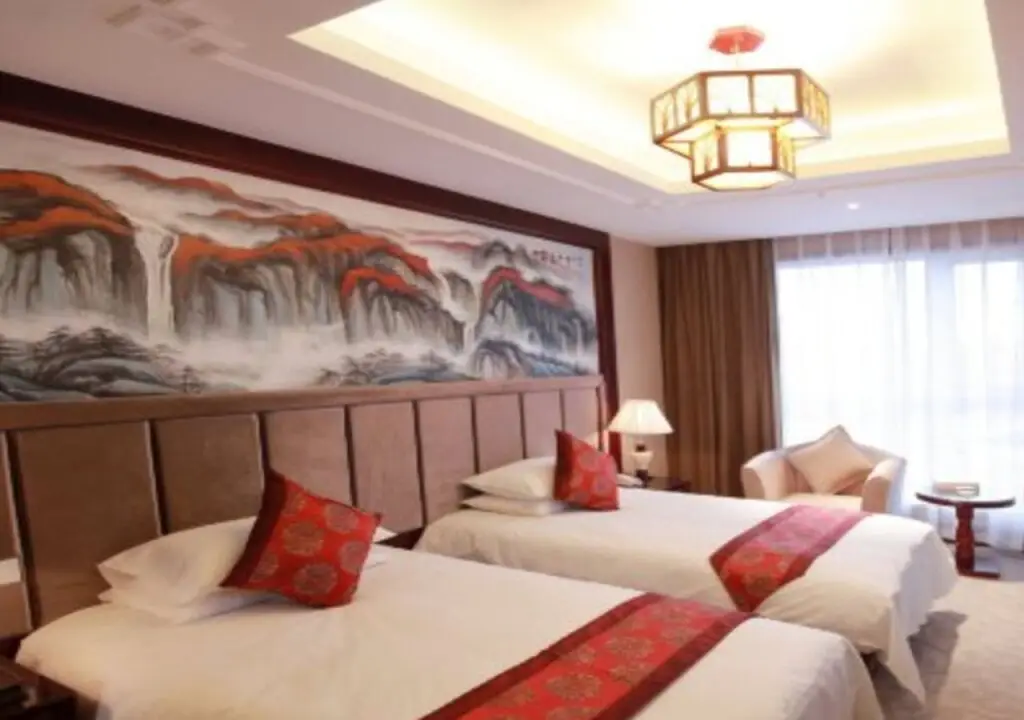 Иу: Legend Hotel