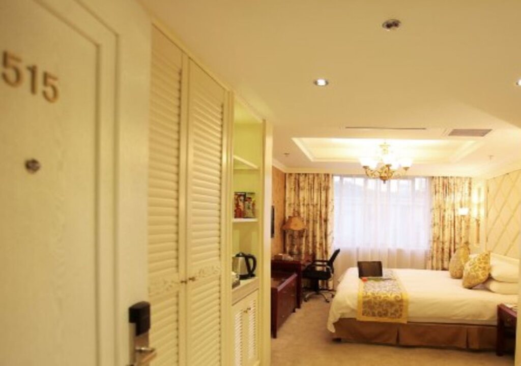 Иу: Legend Hotel