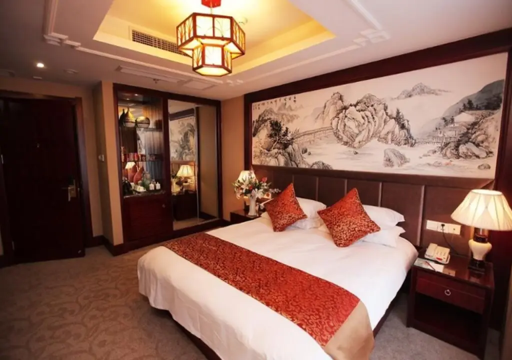 Иу: Legend Hotel