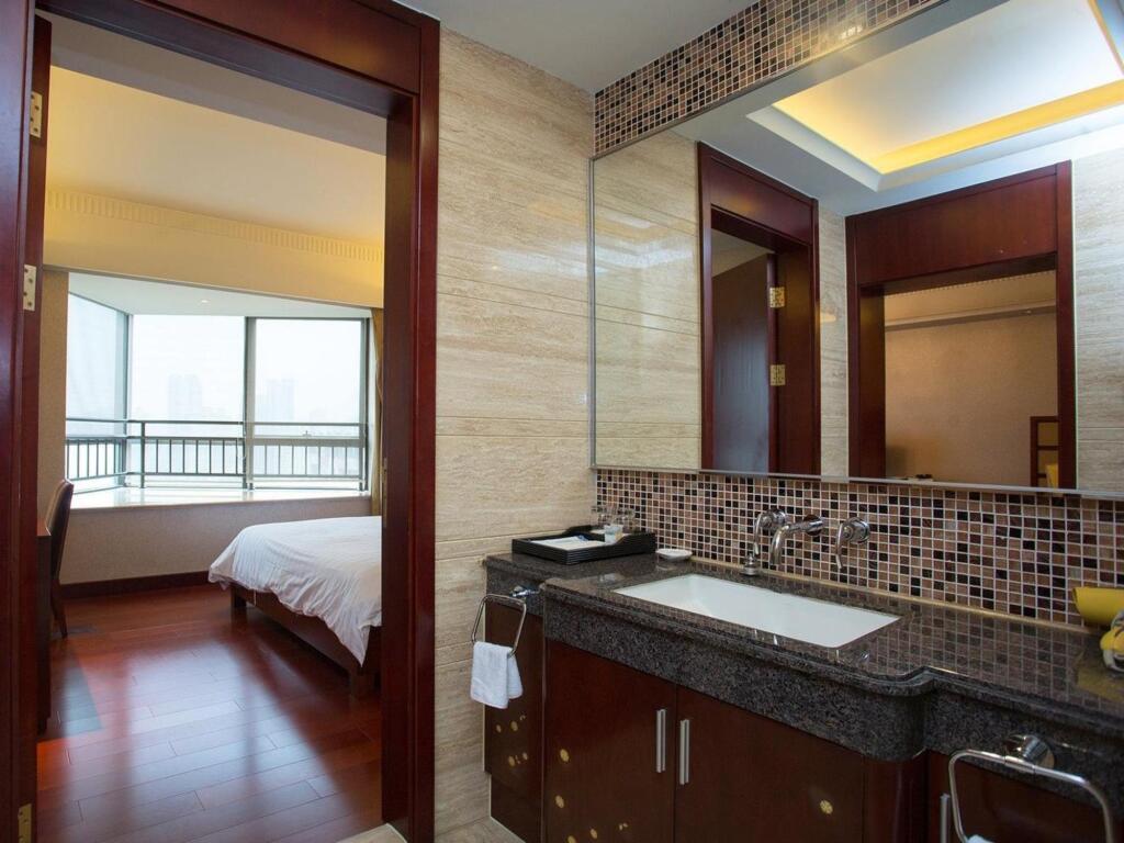 Шанхай: Jingan Ziyuan Apartment