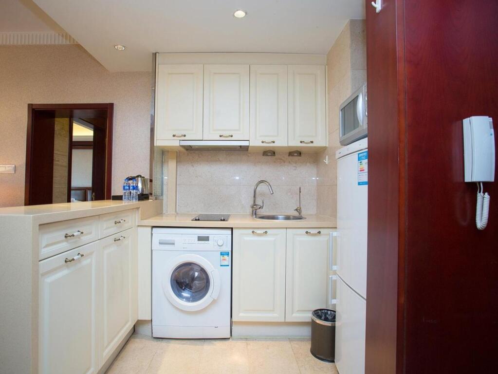 Шанхай: Jingan Ziyuan Apartment