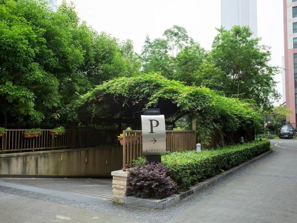 Шанхай: Jingan Ziyuan Apartment