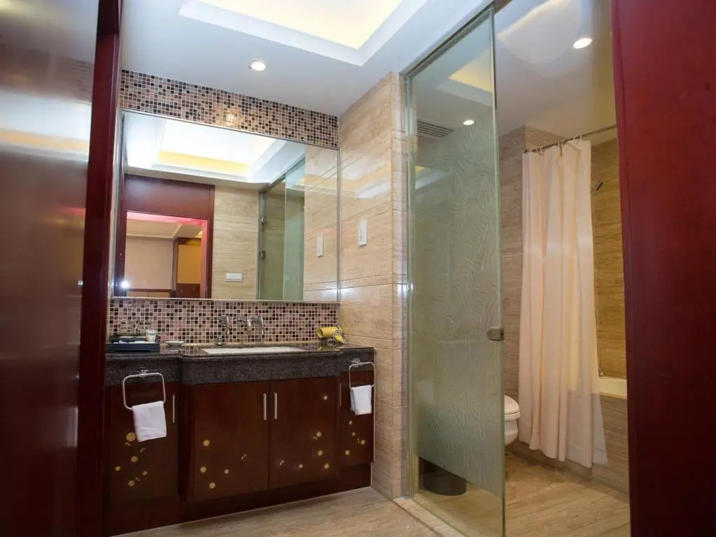 Шанхай: Jingan Ziyuan Apartment