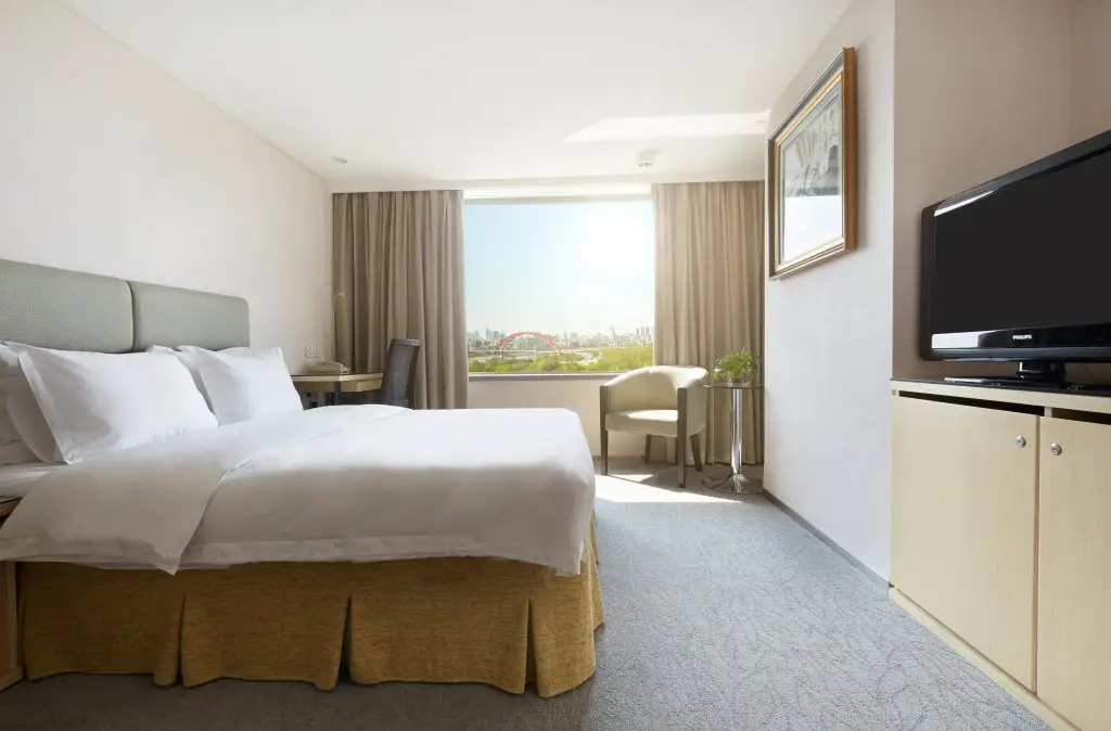 Holiday Inn Riverside Wuhan by IHG — фото 1