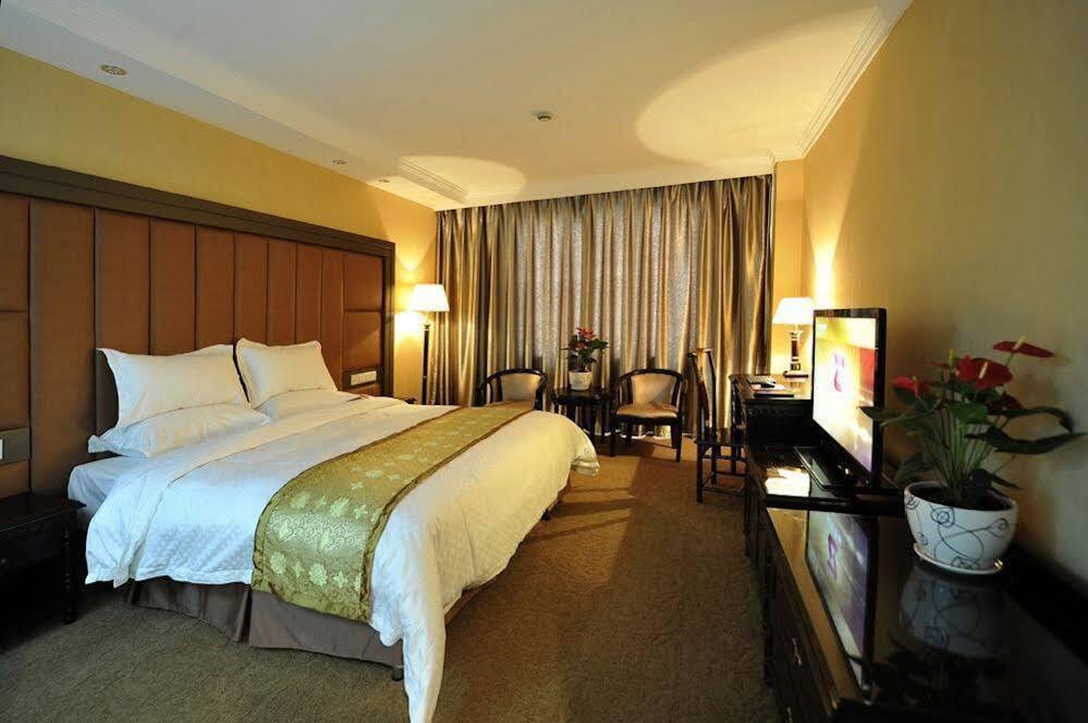 Уси: Vienna Hotel