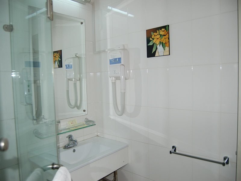 Шанхай: Shanghai Lakeside Holiday Inn Hotel