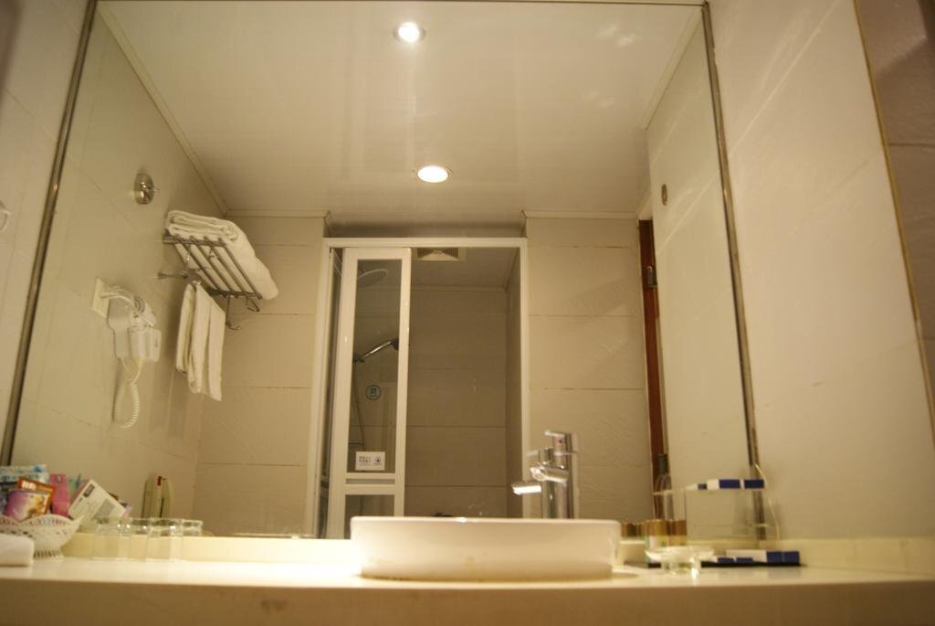 Ухань: XIhotel - Wuchang Railway Station Metro Station