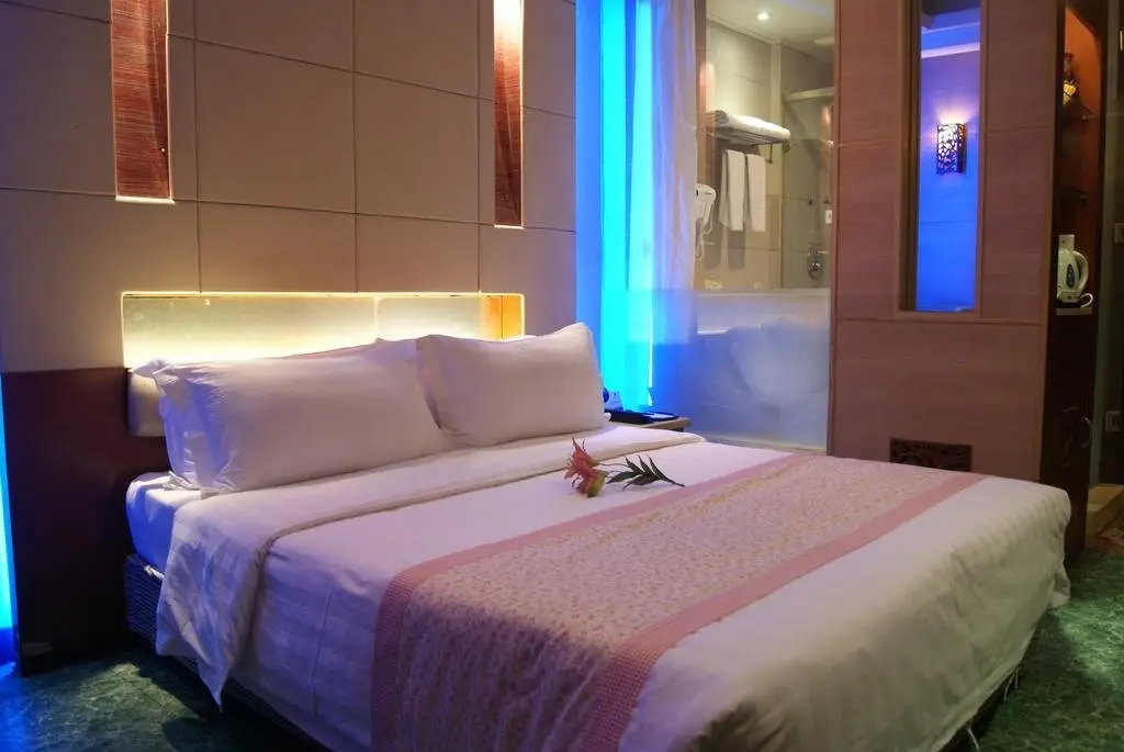 Ухань: XIhotel - Wuchang Railway Station Metro Station