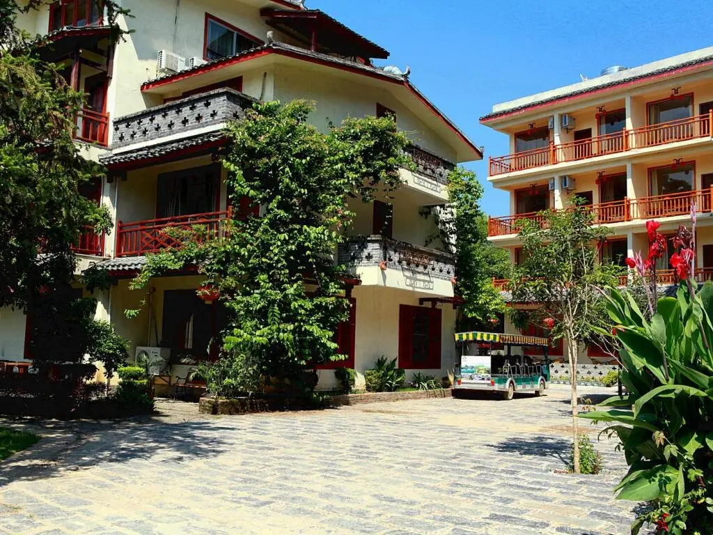 Яншо: Snow Lion Riverside Resort