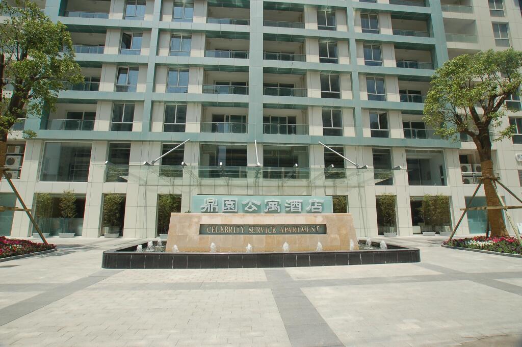 Rayfont Celebrity Hotel and  Apartment — фото 1