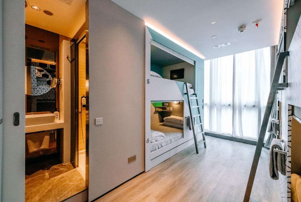 Гонконг: Dash Living on Queen's